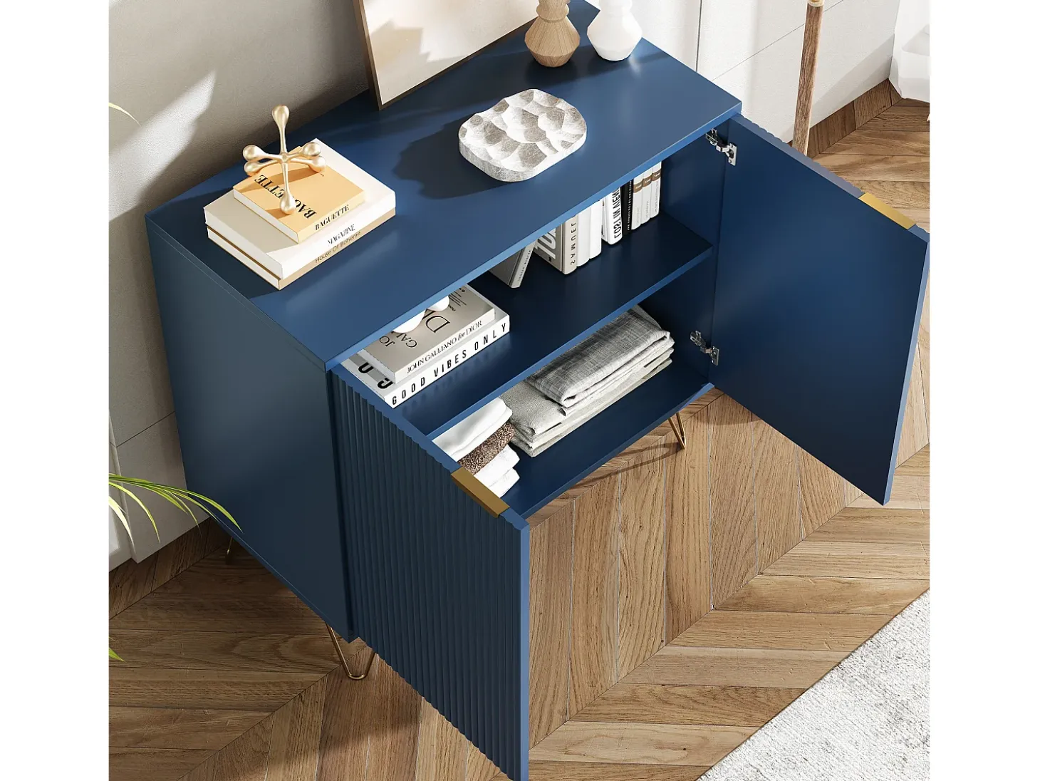 Aparador de dos puertas azul marino con patas doradas: diseño moderno y elegante.