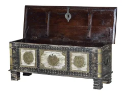 Baúl en madera de mango y detalles en bronce