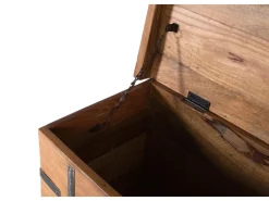 Baúl fabricado en madera reciclada con apertura superior y herrajes