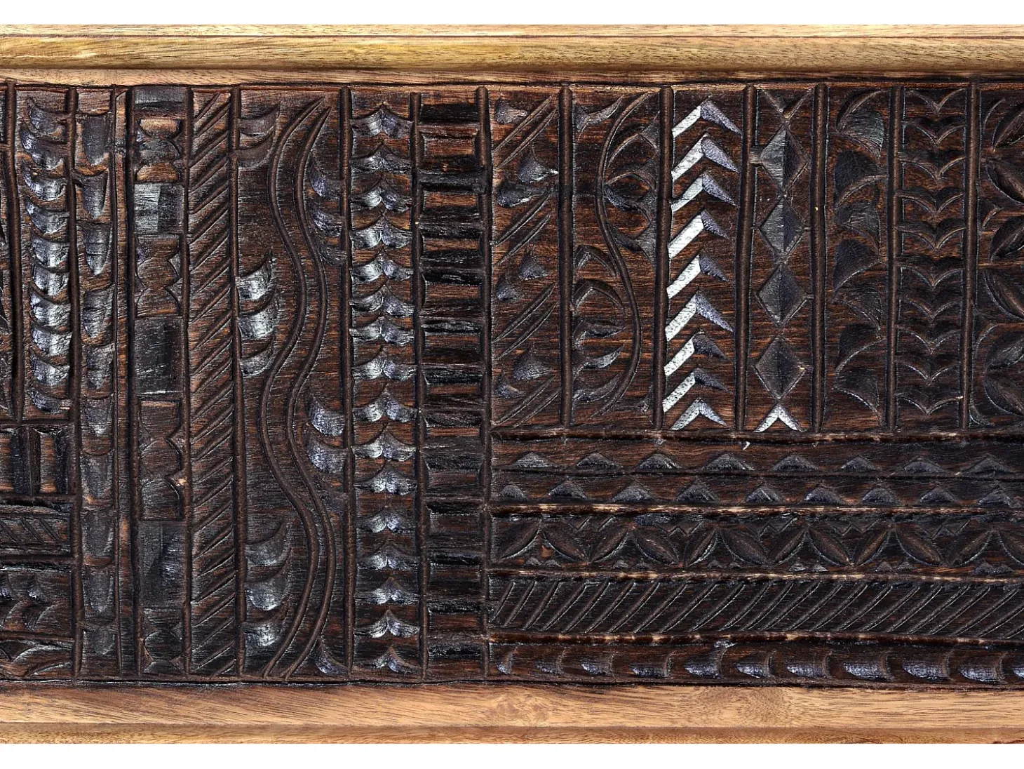 Baúl madera de mango y detalles oscuros