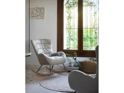 Balancín tapizado en beige, patas metal y patín madera de haya