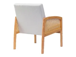 Butaca de de tela en color blanco y estructura de madera y ratán en color beige Cien