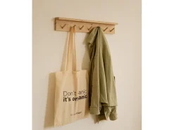 Colgador de pared de madera maciza en tono roble medio de 61x9,5cm - KATE - DECOWOOD