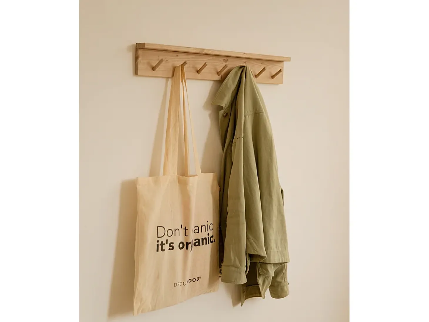 Colgador de pared de madera maciza en tono roble medio de 61x9,5cm - KATE - DECOWOOD