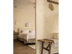 Colgador de pared de madera maciza en tono roble oscuro de 61x5cm - KATE - DECOWOOD