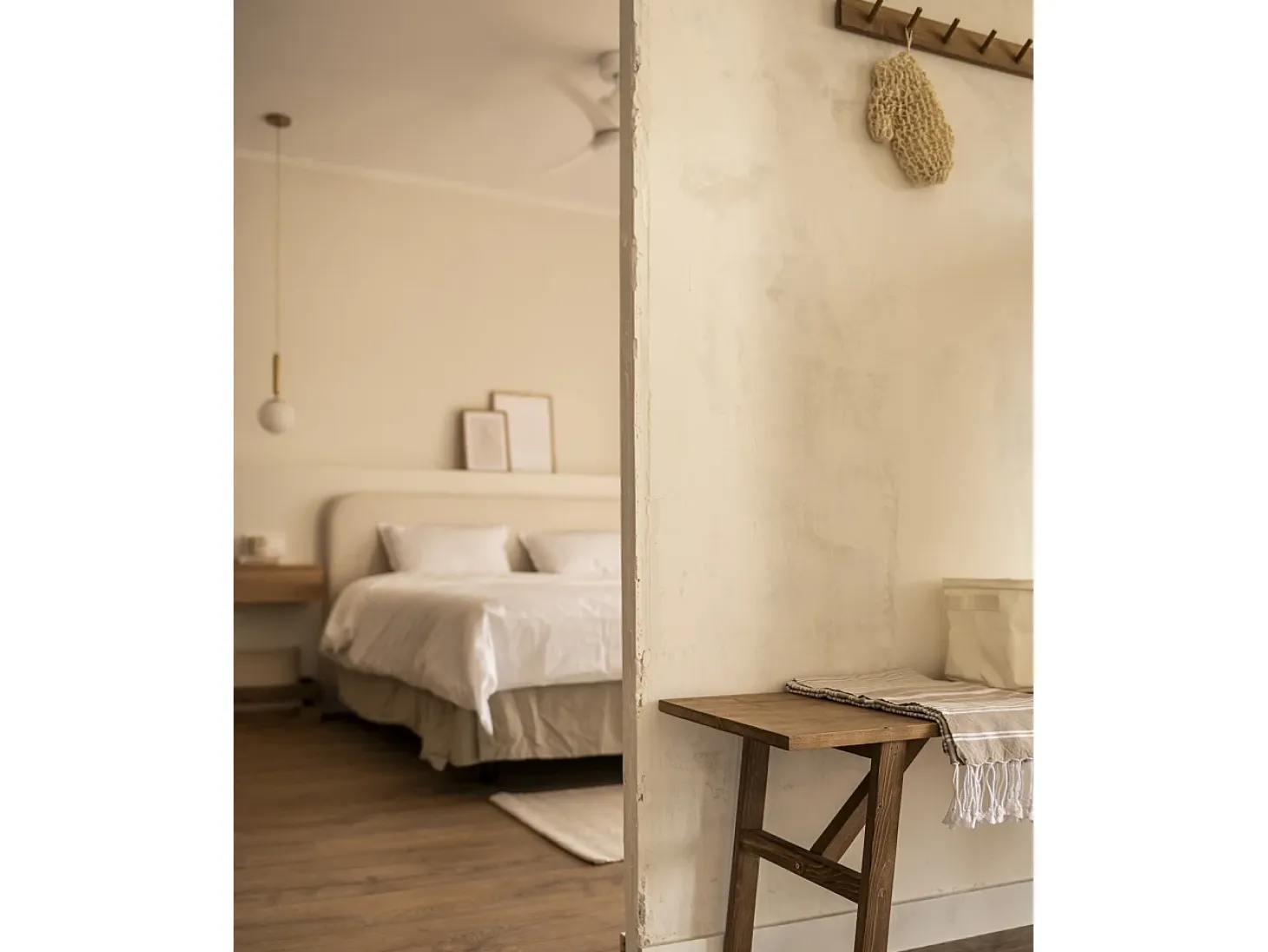 Colgador de pared de madera maciza en tono roble oscuro de 61x5cm - KATE - DECOWOOD