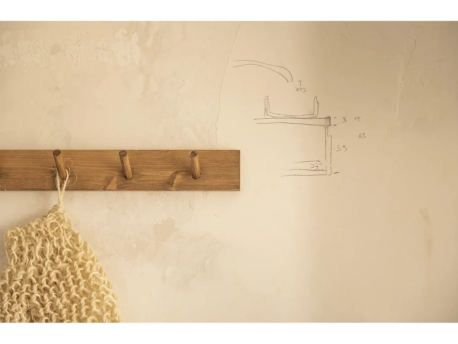 Colgador de pared de madera maciza en tono roble oscuro de 61x5cm - KATE - DECOWOOD