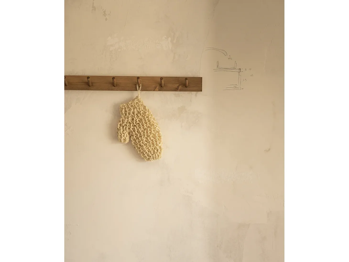 Colgador de pared de madera maciza en tono roble oscuro de 61x5cm - KATE - DECOWOOD