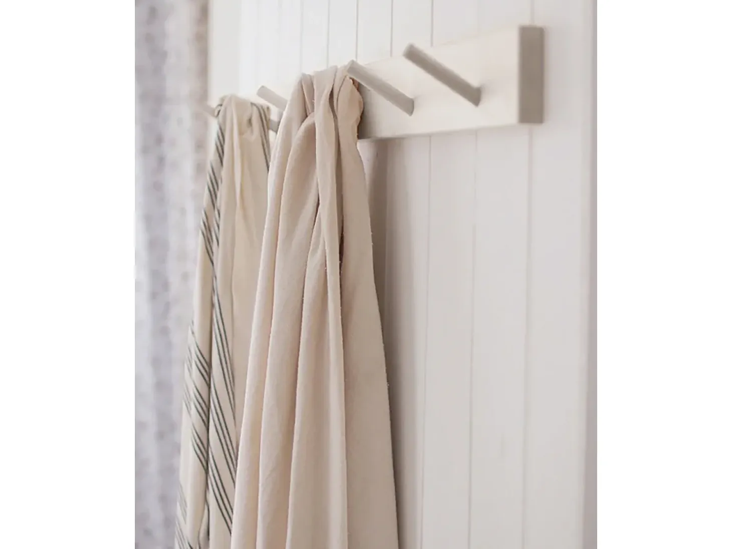 Colgador de pared de madera maciza en tono blanco de 26x5cm - KATE - DECOWOOD