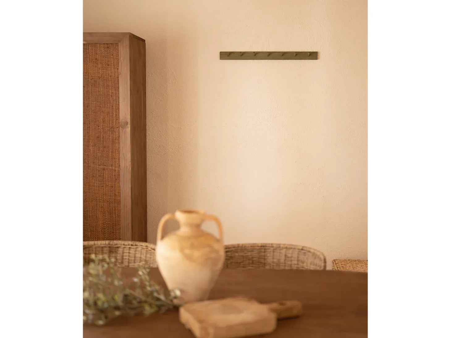 Colgador de pared de madera maciza en tono verde de 61x5cm - KATE - DECOWOOD
