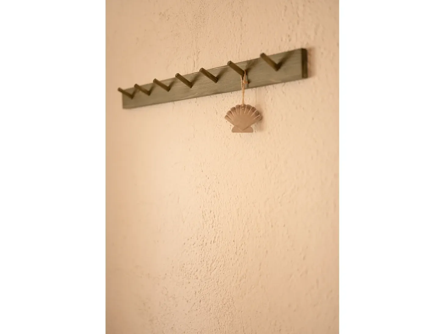 Colgador de pared de madera maciza en tono verde de 61x5cm - KATE - DECOWOOD