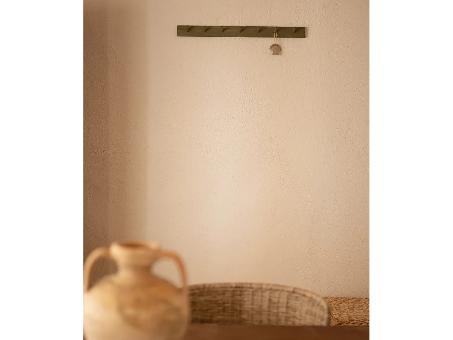 Colgador de pared de madera maciza en tono verde de 61x5cm - KATE - DECOWOOD