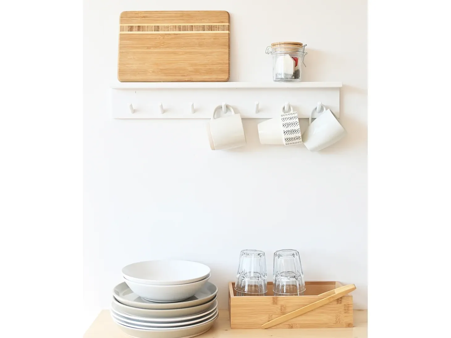 Colgador de pared de madera maciza en tono blanco de 61x9,5cm - KATE - DECOWOOD