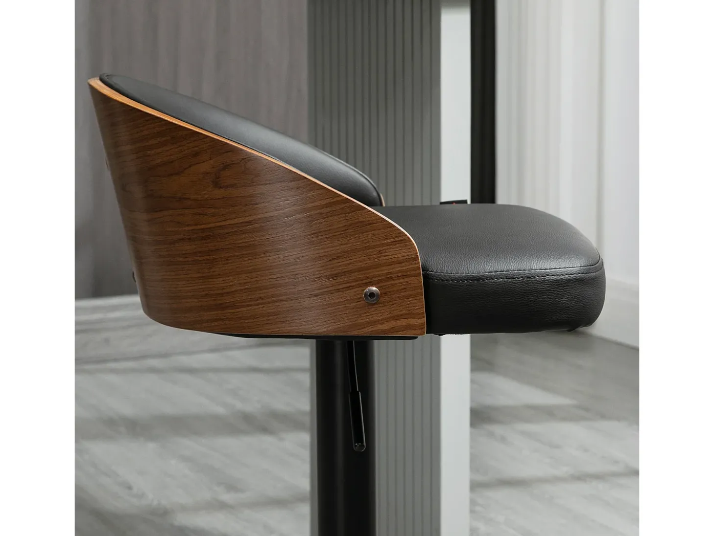 Conjunto de 2 taburetes de bar giratorios, regulables en altura, de piel sintética negra y madera, con reposapiés (48x49,5x76-96cm)