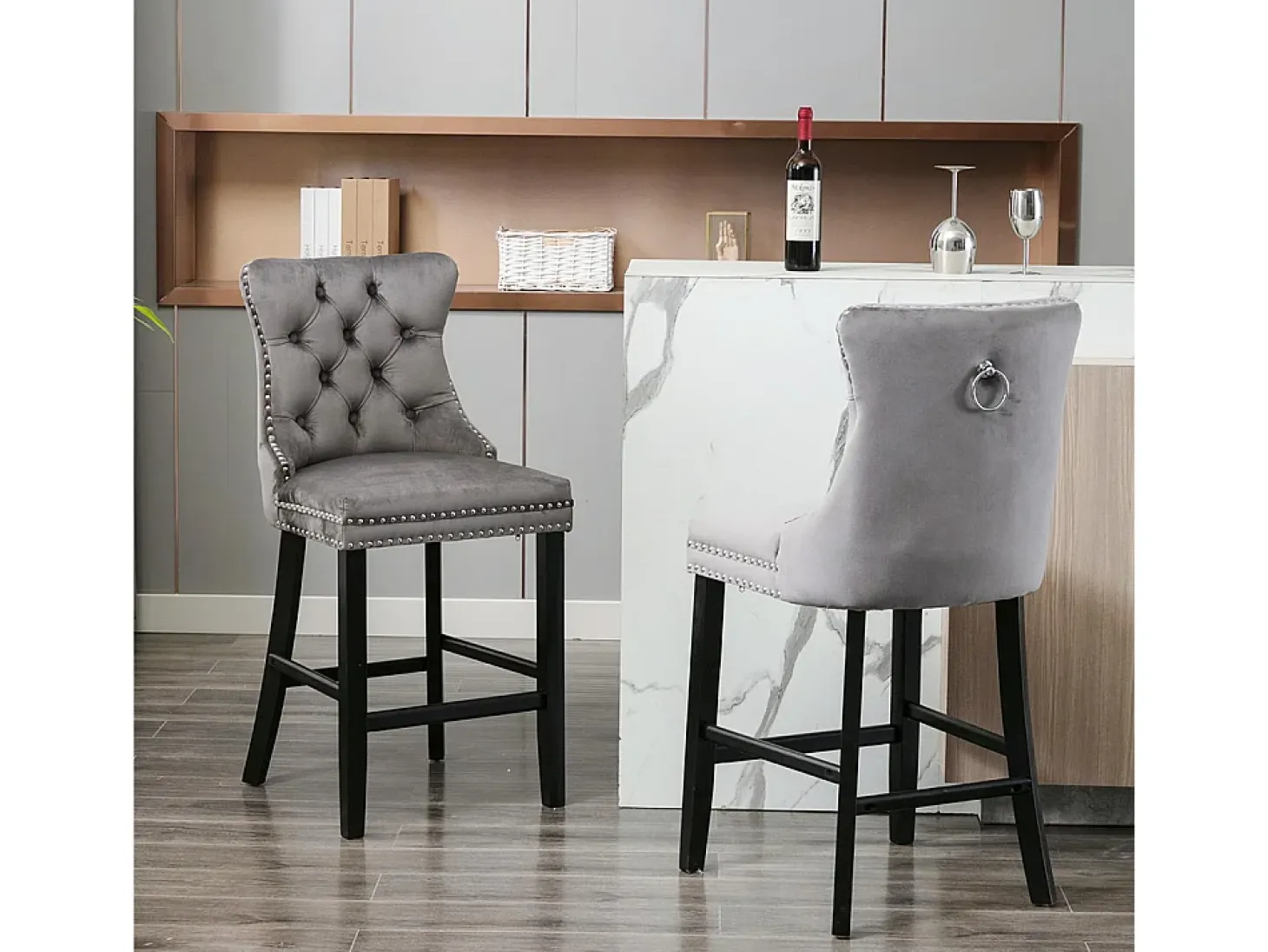 Conjunto de taburetes de bar con detalles remachados y patas de madera, tapizado con tachuelas cromadas, terciopelo, gris