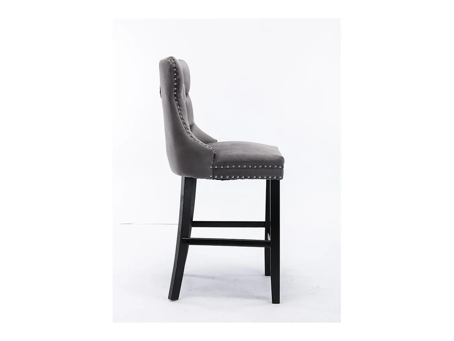 Conjunto de taburetes de bar con detalles remachados y patas de madera, tapizado con tachuelas cromadas, terciopelo, gris