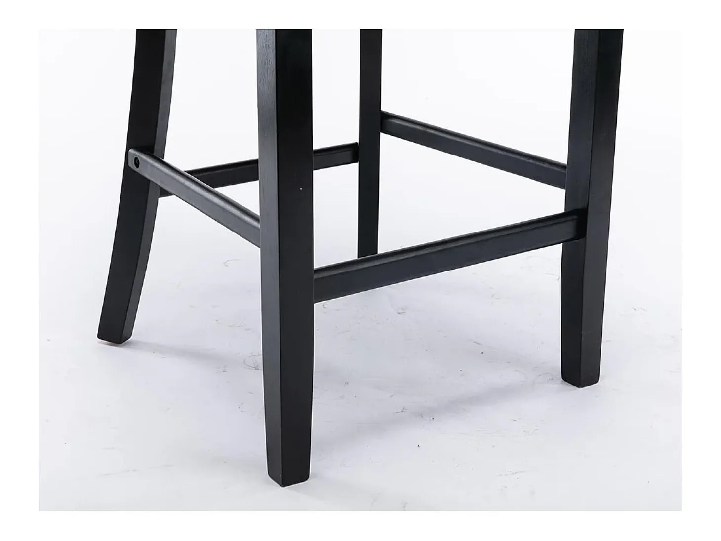 Conjunto de taburetes de bar con detalles remachados y patas de madera, tapizado con tachuelas cromadas, terciopelo, gris