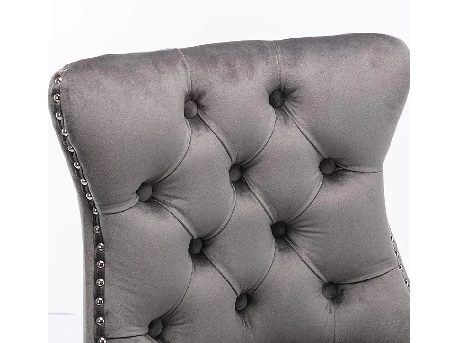 Conjunto de taburetes de bar con detalles remachados y patas de madera, tapizado con tachuelas cromadas, terciopelo, gris
