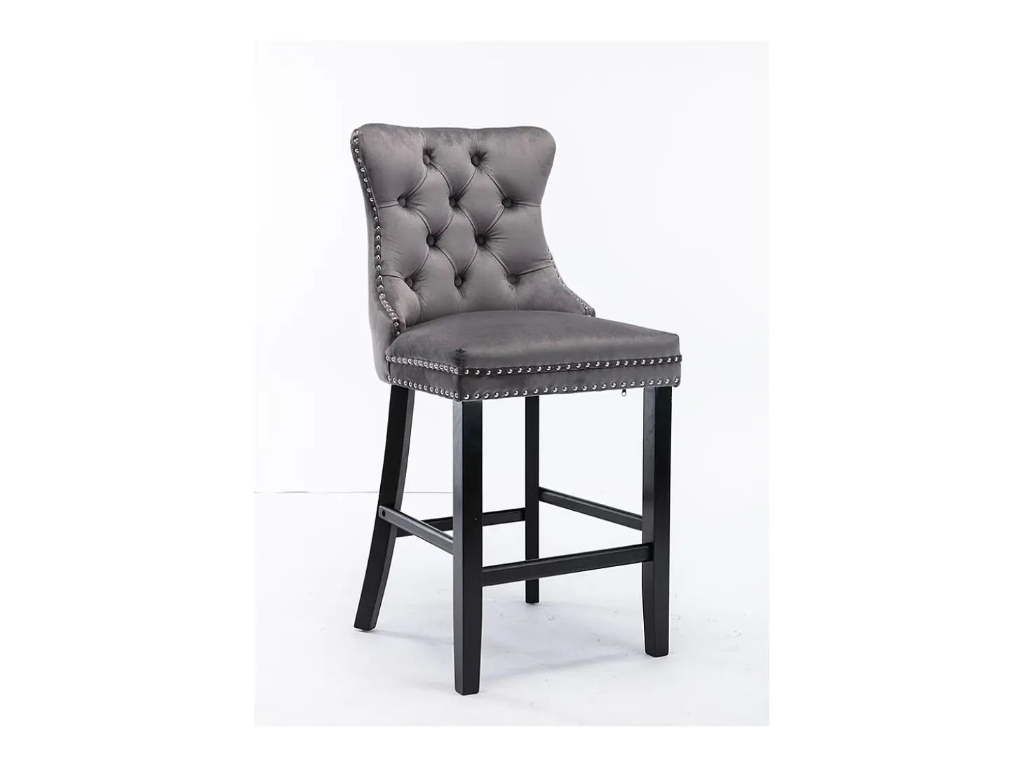Conjunto de taburetes de bar con detalles remachados y patas de madera, tapizado con tachuelas cromadas, terciopelo, gris