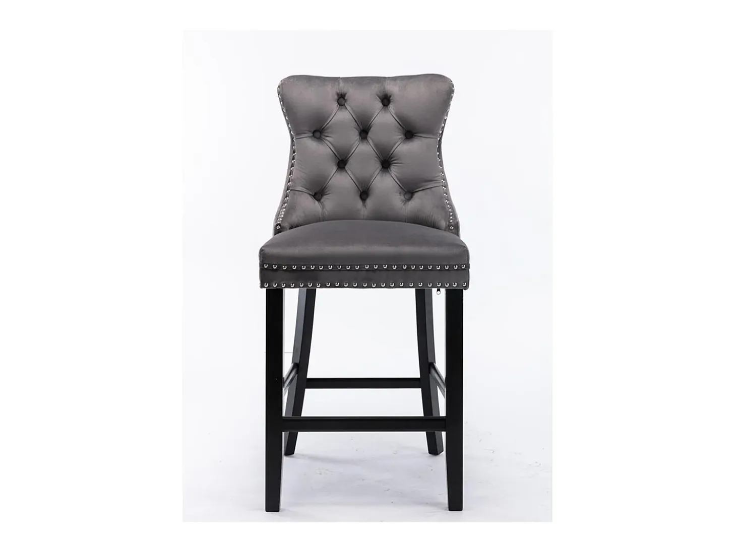 Conjunto de taburetes de bar con detalles remachados y patas de madera, tapizado con tachuelas cromadas, terciopelo, gris