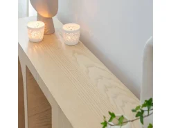Consola de roble Octave con almacenamiento, diseño asimétrico y superficie lisa
