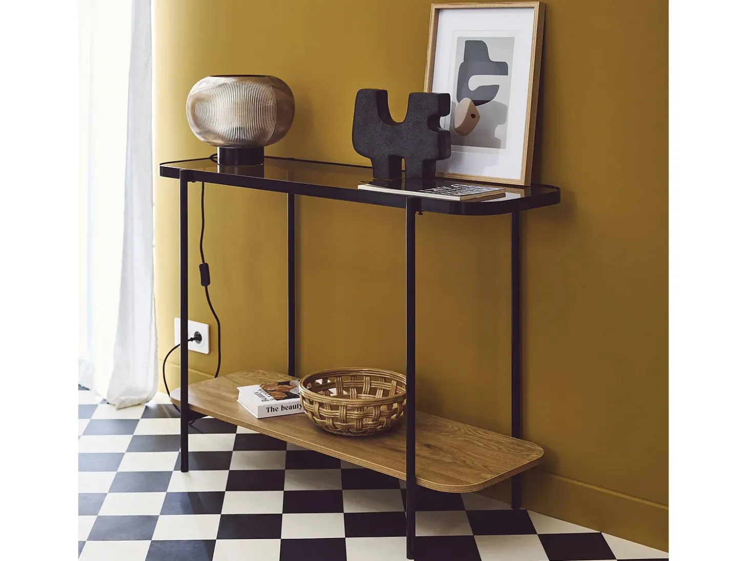 Consola vintage de metal negro con tapa de cristal y decoración de