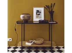 Consola vintage de metal negro con tapa de cristal y decoración de