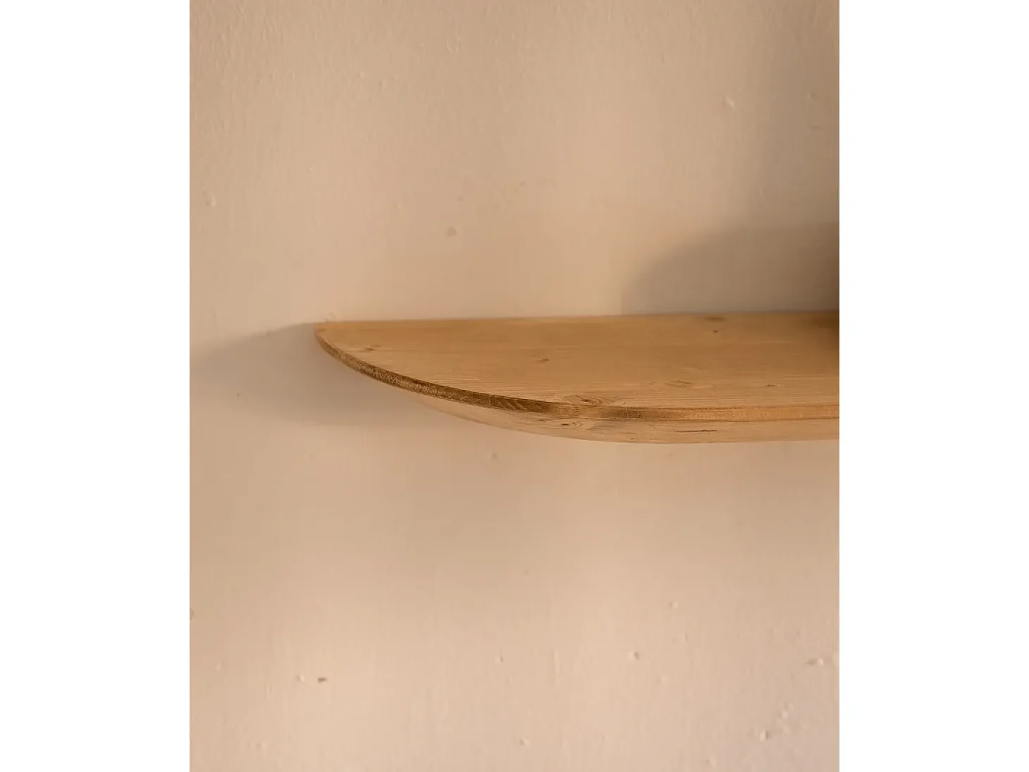 Estante redondeado de madera maciza flotante tono roble medio 120x3,2x19,65cm - BLOOM - DECOWOOD