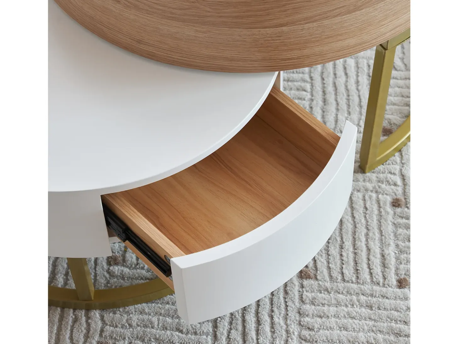 Juego de 2 mesas de centro nido con tapa elevable y cajones, cuerpo blanco y acabado madera, estructura de metal dorado.