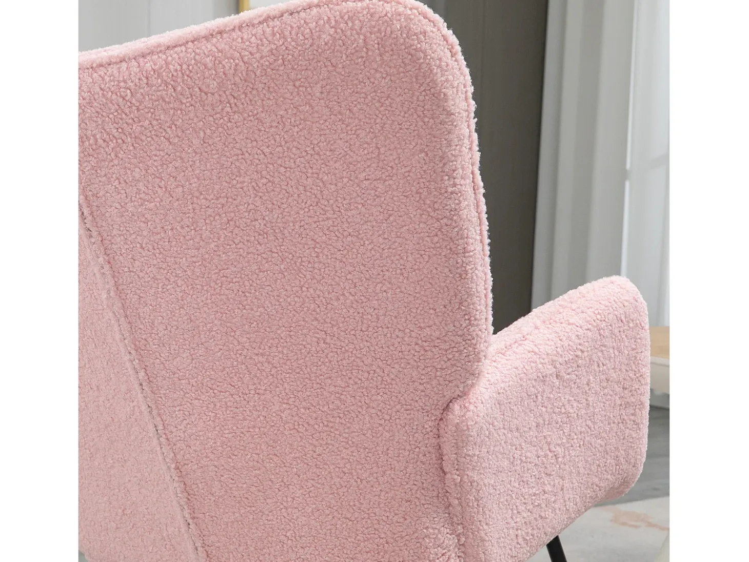 Mecedora con estructura de acero y madera imitación lana de cordero, color rosa (71x98x101cm)