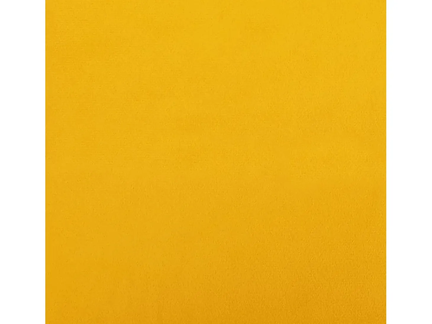 Mecedora con patas de madera maciza de caucho y terciopelo amarillo.