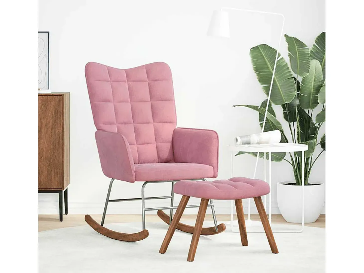 Mecedora con reposapiés de terciopelo rosa