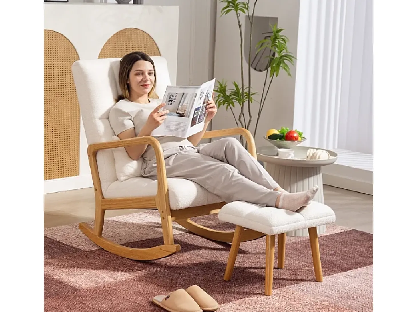 Mecedora con reposapiés, tapizada en suave terciopelo, madera y espuma de alta densidad, color blanco (82x64,5x99 cm)