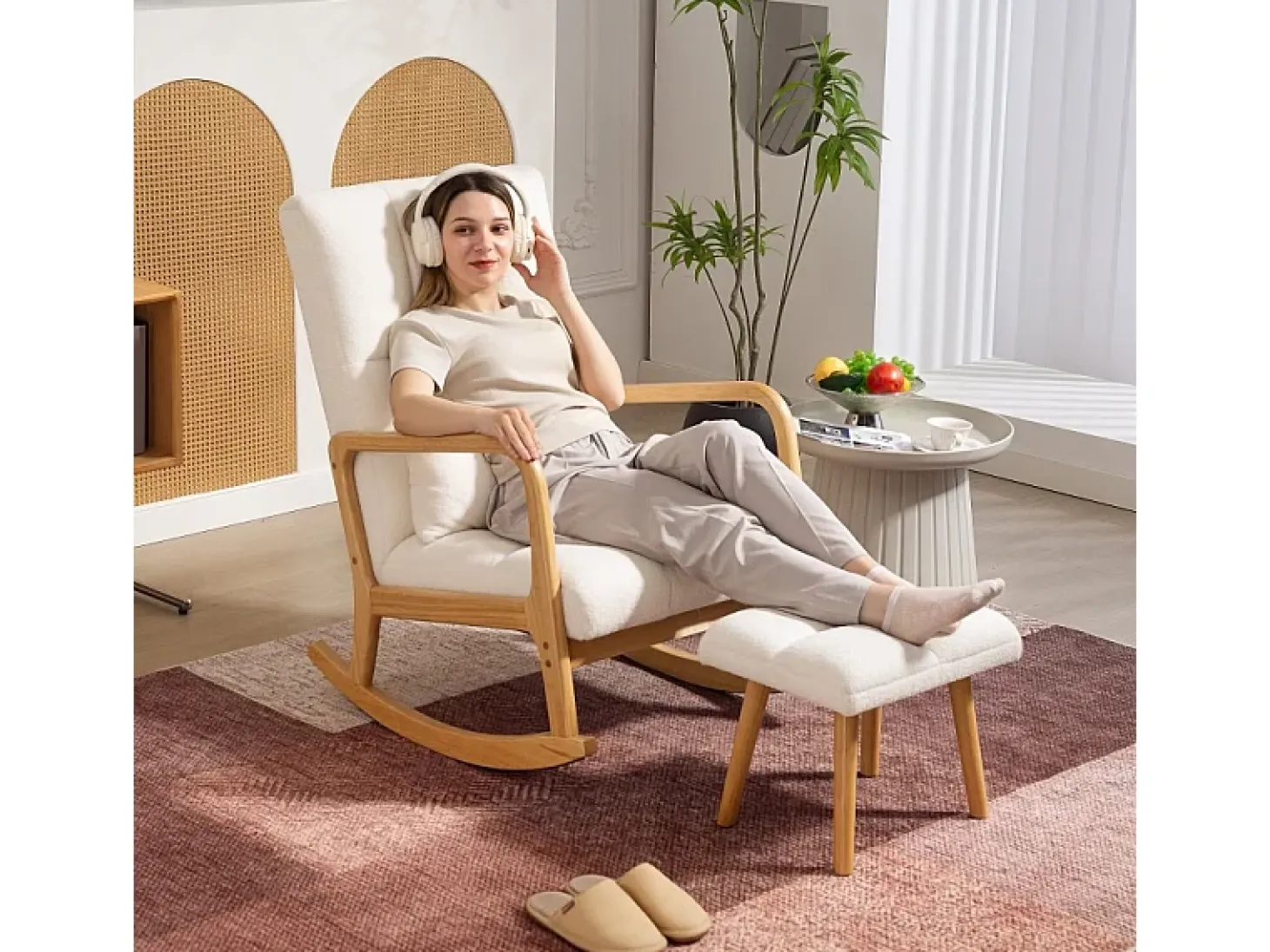Mecedora con reposapiés, tapizada en suave terciopelo, madera y espuma de alta densidad, color blanco (82x64,5x99 cm)