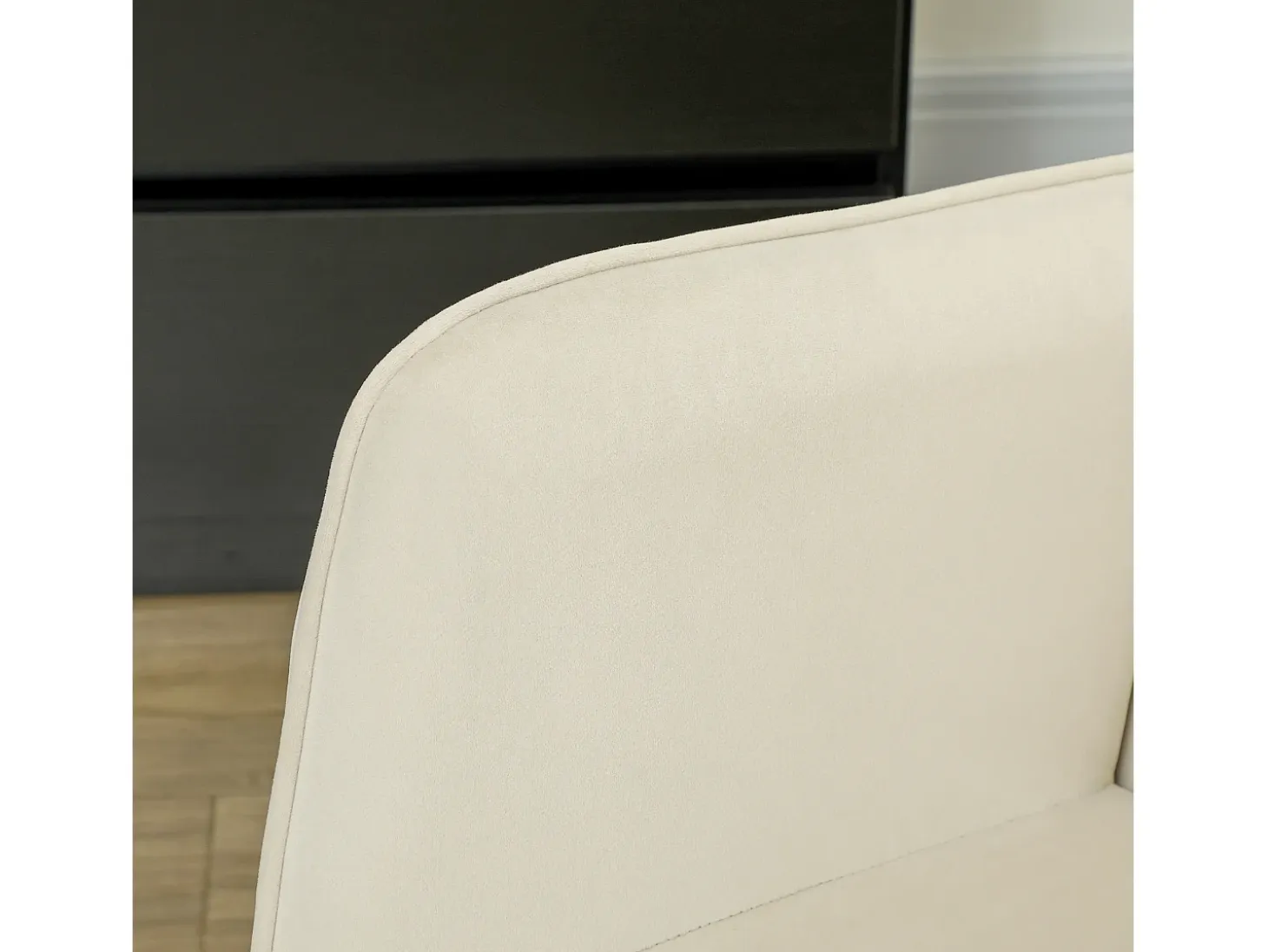Mecedora de terciopelo beige con reposabrazos, base de madera, estructura negra