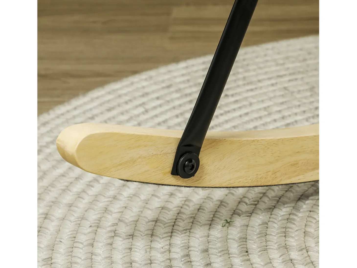 Mecedora de terciopelo beige con reposabrazos, base de madera, estructura negra