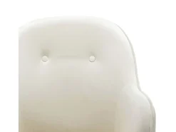Mecedora de terciopelo blanco crema