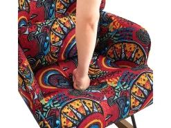 Mecedora de terciopelo con estructura de metal y base de madera, ergonómica, cómoda y moderna.