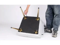 Mecedora moderna tapizada en terciopelo para sala de estar, con respaldo alto y patas de madera, color beige