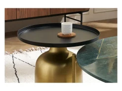 Mesa auxiliar de diseño redondo de metal dorado con tablero negro mate RAMSES