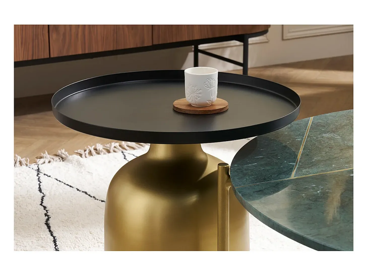 Mesa auxiliar de diseño redondo de metal dorado con tablero negro mate RAMSES