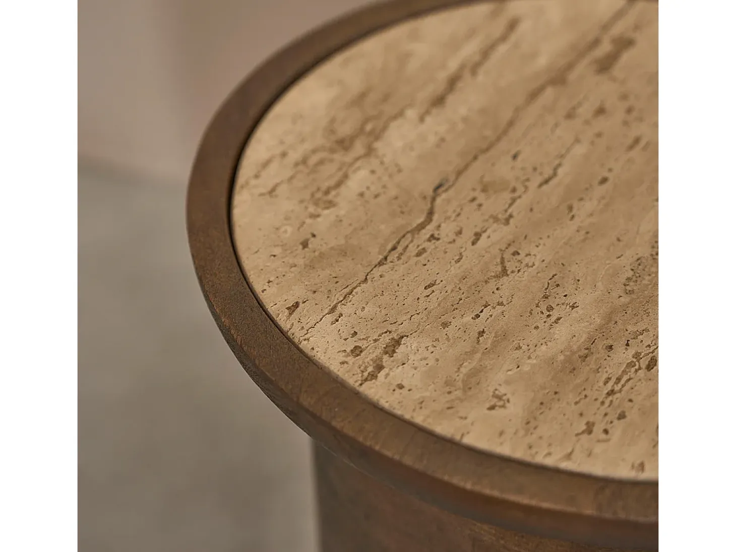Mesa auxiliar de madera de mango y travertino