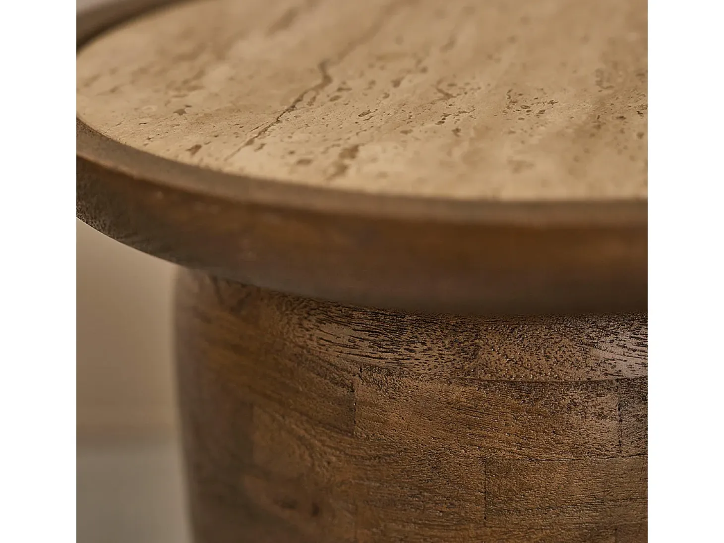 Mesa auxiliar de madera de mango y travertino