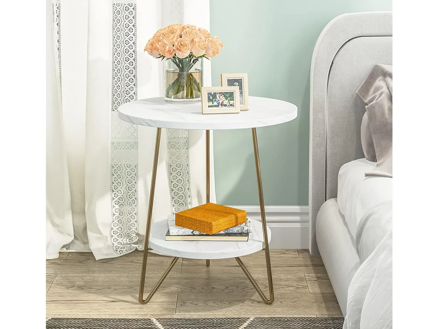 Mesa auxiliar de mármol artificial de dos niveles, Mesa auxiliar redonda con estanterías, Mesa de noche moderna dorada, Blanca y dorada