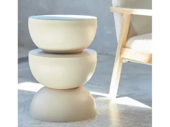 Mesa auxiliar o mesita de metal crema