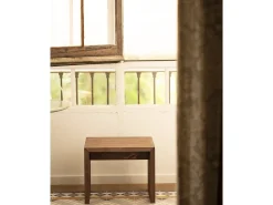 Mesita / Taburete de madera maciza en tono nogal de 45x50cm - TELVA - DECOWOOD