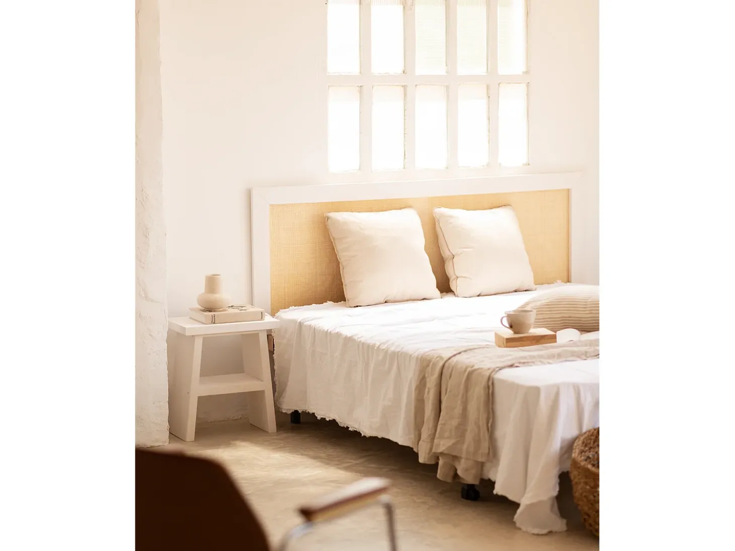 Mesita de noche o auxiliar madera maciza en tono blanco de 45x39cm - FRIDA - DECOWOOD