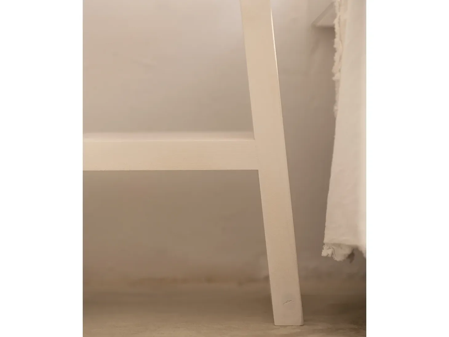 Mesita de noche o auxiliar madera maciza en tono blanco de 45x39cm - FRIDA - DECOWOOD