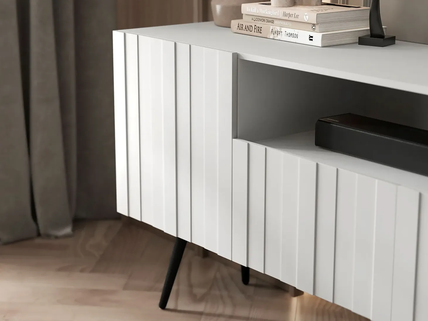Mueble de TV con 3 puertas y hueco – Cuerpo blanco mate, frentes acanalados blanco mate – 150 cm, patas negras