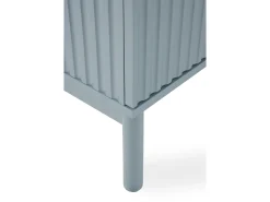 Mueble tv azul con ranuras acanaladas en puertas y laterales